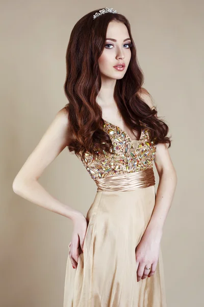 Красивая девушка с роскошными темными волосами в блестках платье позирует в студии — стоковое фото