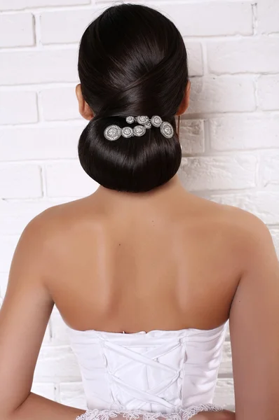 Photo studio de mode de mariée élégante avec coiffure luxueuse — Photo