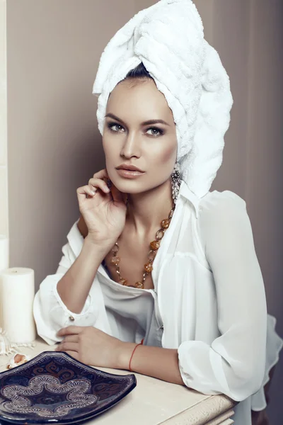 Bela menina sexy com toalha na cabeça e com bijou — Fotografia de Stock
