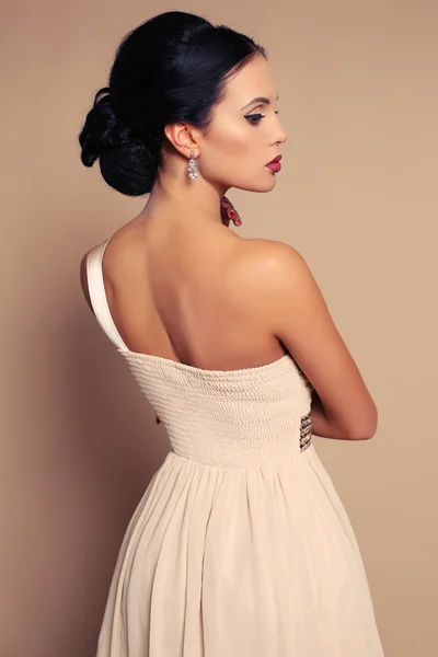 Sexy Frau mit dunklen Haaren mit Abendschminke und Bijou — Stockfoto