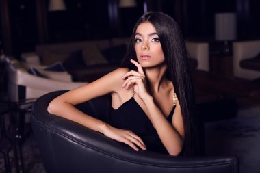 şık elbiseli uzun siyah saçlı güzel şehvetli kadın 