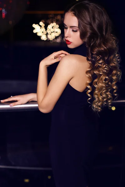 Beautiful sensual woman with luxurious dark hair in elegant clothes — Stock Photo, Image