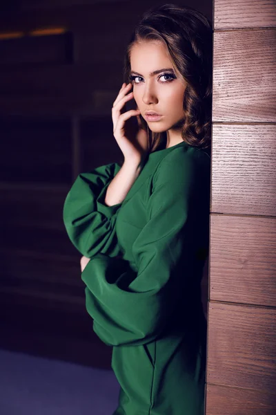 Femme sensuelle aux cheveux foncés portant une élégante robe verte — Photo