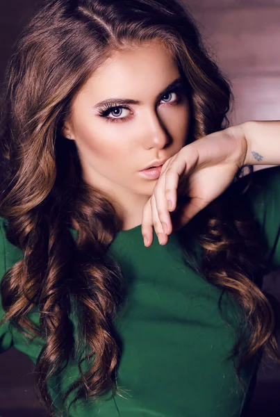 Hermosa mujer con el pelo oscuro usando vestido verde elegante — Foto de Stock