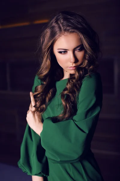 Mulher bonita com cabelo escuro vestindo vestido verde elegante — Fotografia de Stock