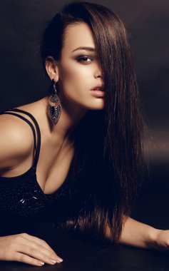     zarif elbise ve bijou koyu saçlı güzel şehvetli kadın moda stüdyo fotoğrafı          