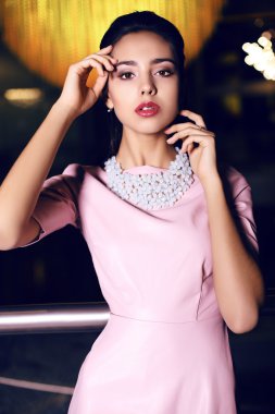  zarif elbise siyah saçlı güzel genç kadın  