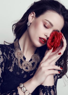  güzel şehvetli kadın siyah saçlı ve parlak makyaj ile 