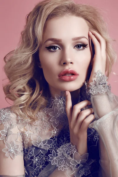 Splendida donna con i capelli biondi e trucco luminoso indossa abito di pizzo di lusso — Foto Stock