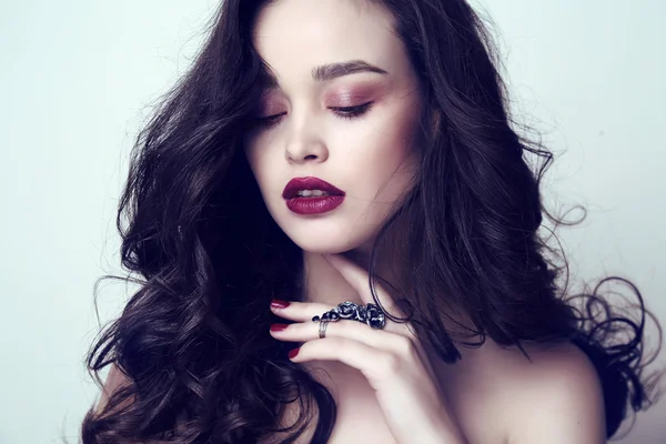 Hermosa mujer sensual con cabello oscuro y maquillaje brillante con bijou — Foto de Stock