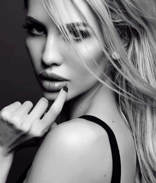 Studio foto van mooie sexy vrouw met blonde haren — Stockfoto