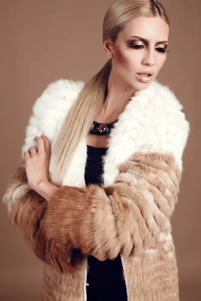 Gorgeous woman with blond hair in luxurious fur coat — Stock Photo, Image