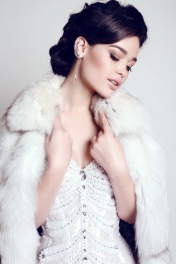 lüks gelinlik koyu saçlı zarif gelin  