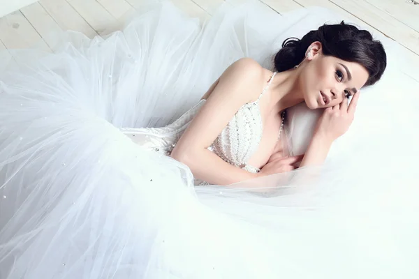 Splendida sposa con i capelli scuri in abito da sposa di lusso — Foto Stock