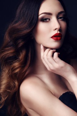güzel seksi kadın siyah saçlı ve parlak makyaj ile   