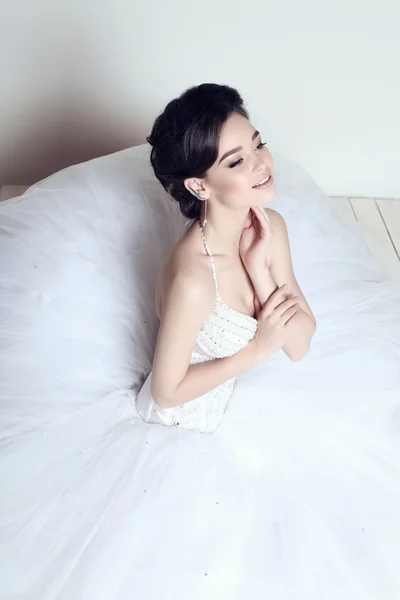 Mariée élégante avec les cheveux foncés dans la robe de mariée luxueuse — Photo