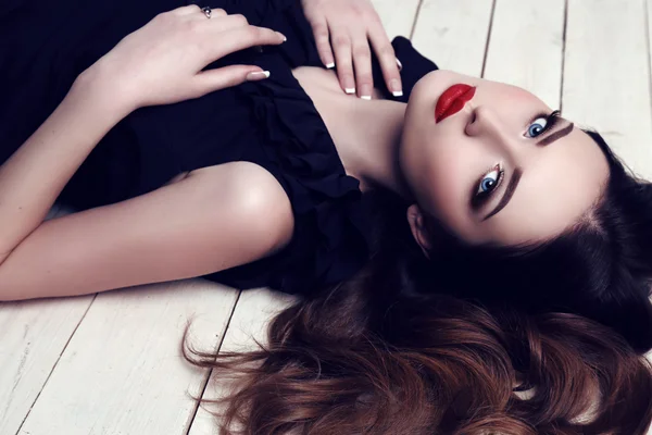 Schöne sexy Frau mit dunklen Haaren und hellem Make-up — Stockfoto