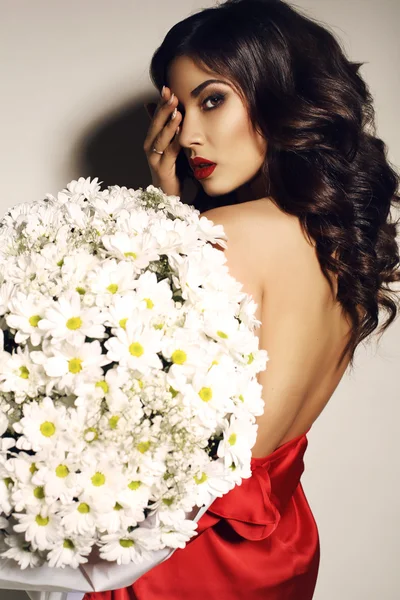 Beautiful girl with  with big bouquet of daisies — Stock Fotó