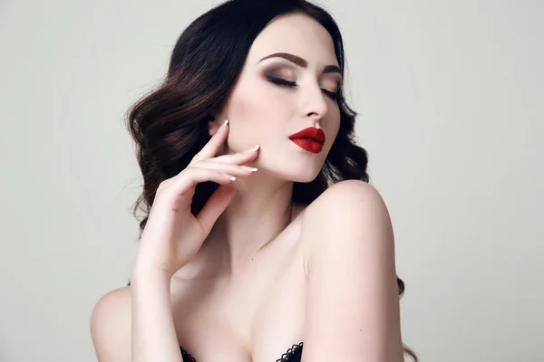 Beautiful sexy woman with dark hair and bright makeup — Stock Photo, Image