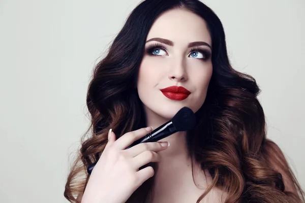 Schöne sexy Frau mit dunklen Haaren und hellem Make-up — Stockfoto