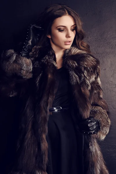 Brunette woman in luxurious fur coat — Stock Photo, Image