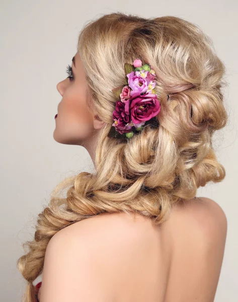 Hermosa mujer sensual con cabello rubio rizado y accesorios de flores —  Fotos de Stock