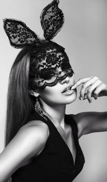 Menina sexy bonita em máscara de coelho com cabelo liso luxuoso — Fotografia de Stock