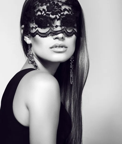 Femme sexy en dentelle masque avec des cheveux raides luxueux — Photo