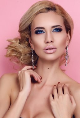 zarif saç modeli ve akşam makyaj ile şehvetli kadın     