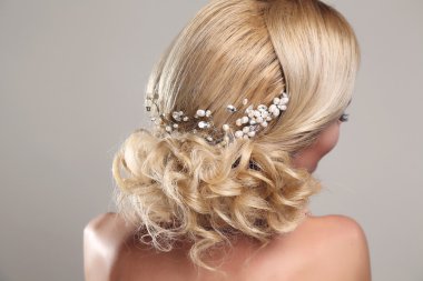 sarı saçları ve zarif saç modeli ile şehvetli kadın   