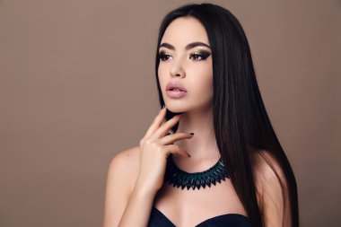 Güzel, şehvetli kadın.