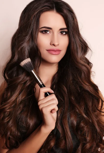 Hermosa mujer con lujoso cabello oscuro y maquillaje natural — Foto de Stock