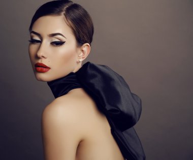 güzel şehvetli kadın siyah saçlı ve parlak makyaj ile, 