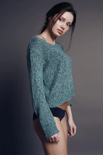 Kobieta z ciemnych włosów i naturalny makijaż w przytulnym sweter — Zdjęcie stockowe