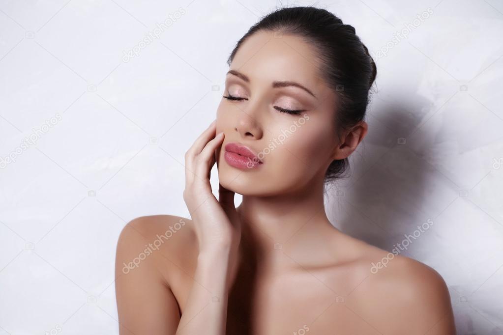 woman with dark hair with natural makeup and radiance health skin 