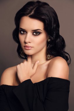 bijou ile koyu saçlı güzel şehvetli kadın portresi 