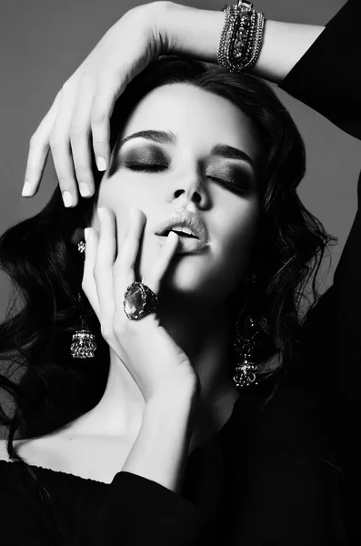 Portrait de belle femme sensuelle aux cheveux noirs avec bijou — Photo