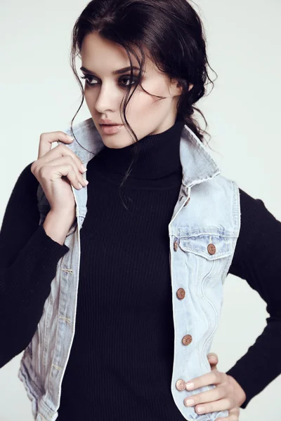 Glamour-Frau in Jeansjacke — Stockfoto