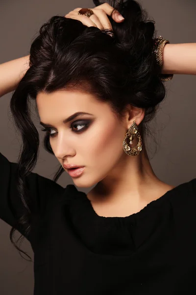 Portrait de belle femme sensuelle aux cheveux noirs avec bijou — Photo