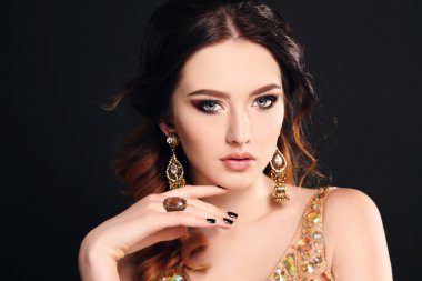 lüks pullu elbise ve bijou koyu saçlı kadın  