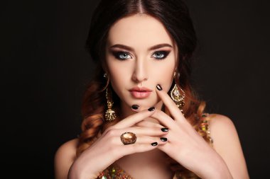 güzel şehvetli kadın siyah saçlı ve parlak makyajla bijou   