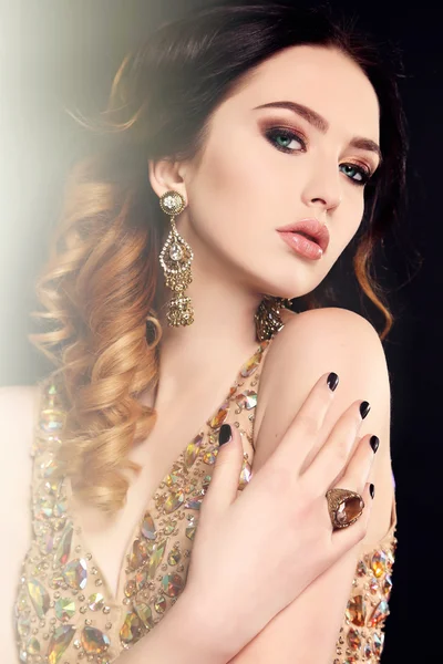 Beautiful sensual woman with dark hair and bright makeup, with bijou — Stock Photo, Image
