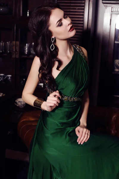 Mulher linda em vestido verde elegante posando no interior luxuoso — Fotografia de Stock