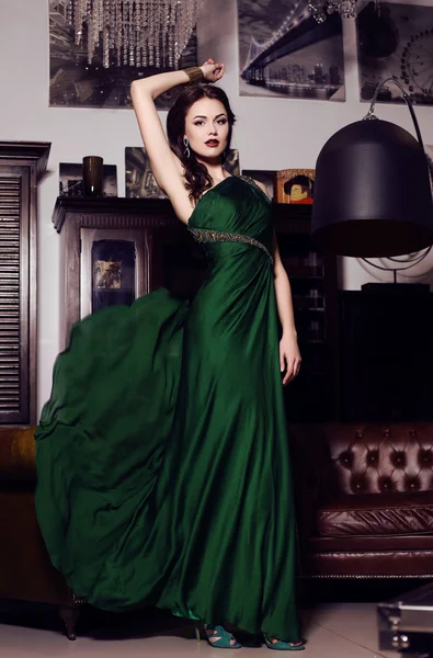 Az elegáns, fényűző belső pózol zöld ruhát gyönyörű nő — Stock Fotó