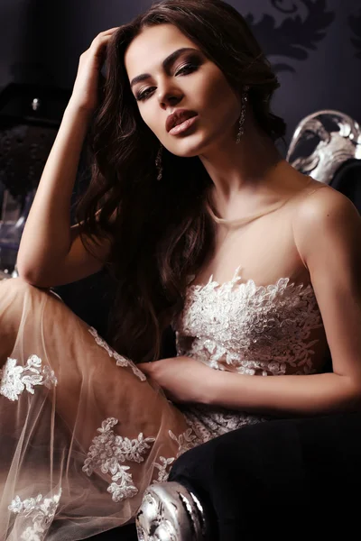 Underbara kvinna i elegant klänning poserar i lyxig interiör — Stockfoto