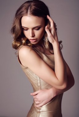 zarif altın elbise siyah saçlı güzel şehvetli kadın  