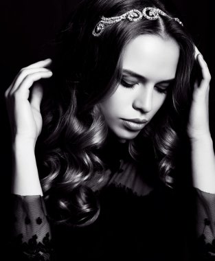 güzel şehvetli kadın siyah saçlı ve kafa bandı ile 