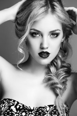 sarı saçları ve parlak makyaj ile güzel şehvetli kadın 