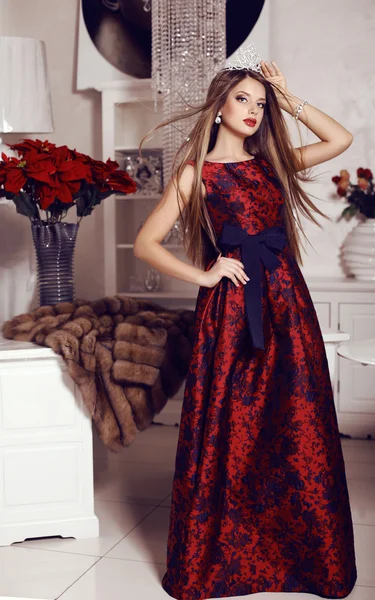 Beautiful girl with dark hair  in elegant dress and crown — Stock Photo, Image