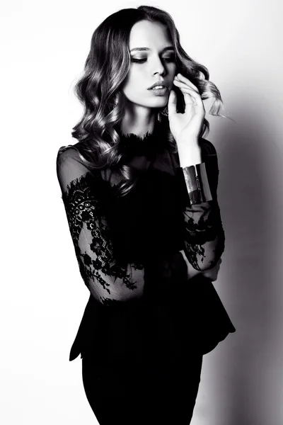 Mooie sensuele vrouw met donker haar in elegante jurk — Stockfoto